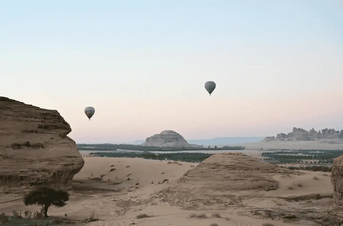 مناطيد العلا تعزز سياحة الشتاء بتجربة جوية فريدة