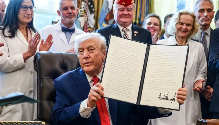 ترامب يعلق برنامج "غرين كارد" للمهاجرين