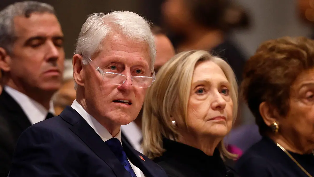 مسؤول ينشر صورة بيل كلينتون بحوض استحمام مع إحدى ضحايا إبستين