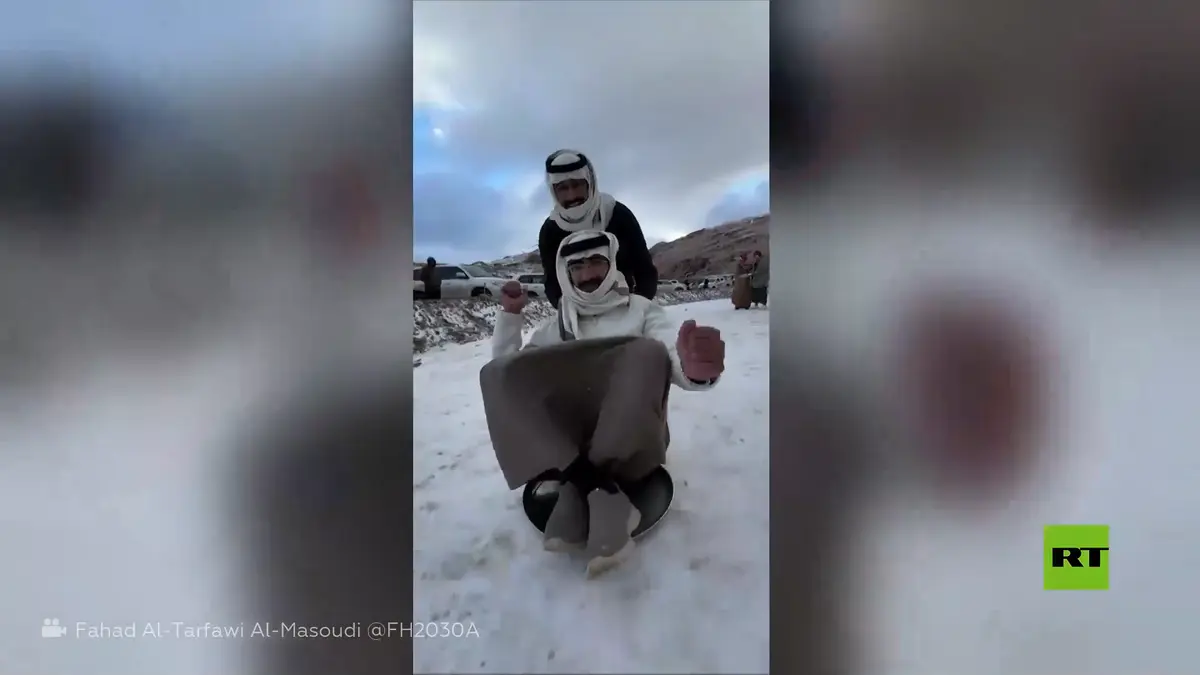 سعوديون يستمتعون بتساقط الثلوج في جبل اللوز