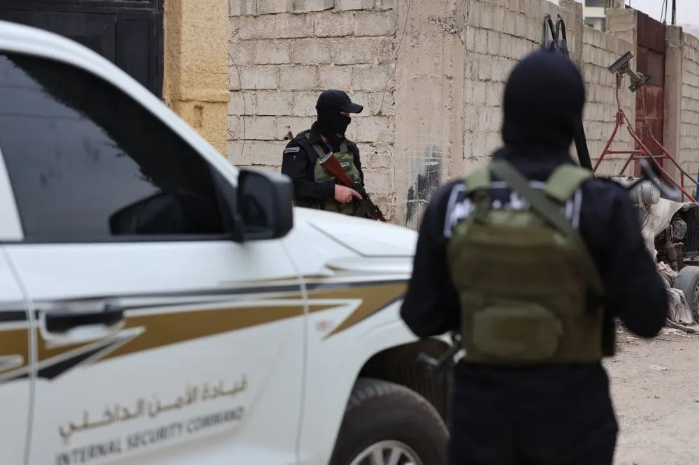 عملية أمنية في قدسيا تطيح بشبكة تهريب أسلحة وتضبط متفجرات ومسيّرات