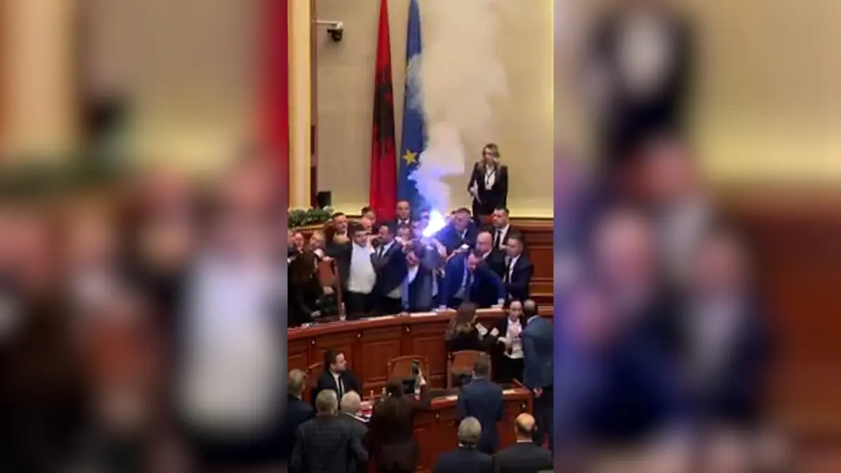 مشاعل دخانية وصراخ.. فيديو يُظهر اندلاع مشادة بين النواب في البرلمان الألباني