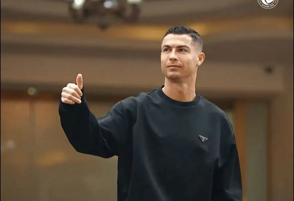 أرقام فلكية.. كم حصدت صورة استعراض رونالدو عضلاته المفتولة؟