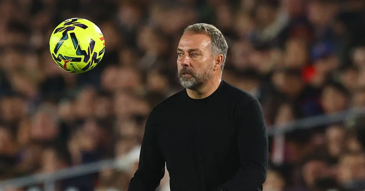 هانزي فليك "يربط مصيره" بجوان لابورتا ويتهم "فيفا" بالتحامل على رافينيا