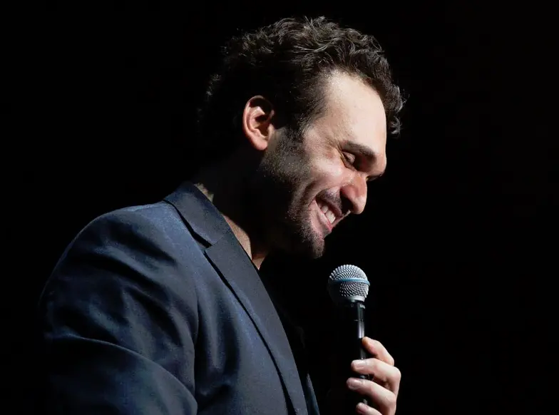 الـ"ستاند-أب كوميدي" فن يتخبط بين الفكاهة والتجريح