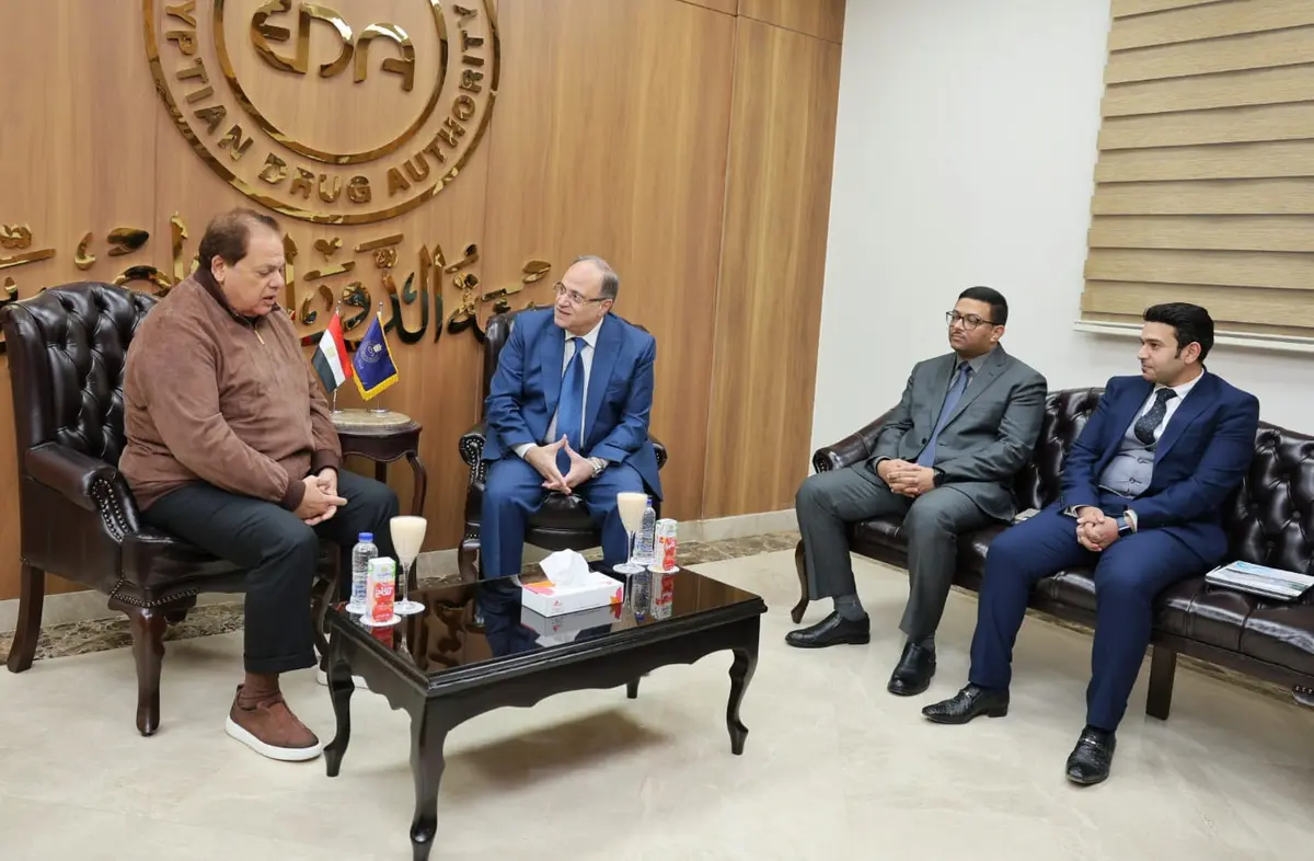 رئيس هيئة الدواء يبحث مع محمد أبو العينين آفاق الاستثمار في قطاع الدواء