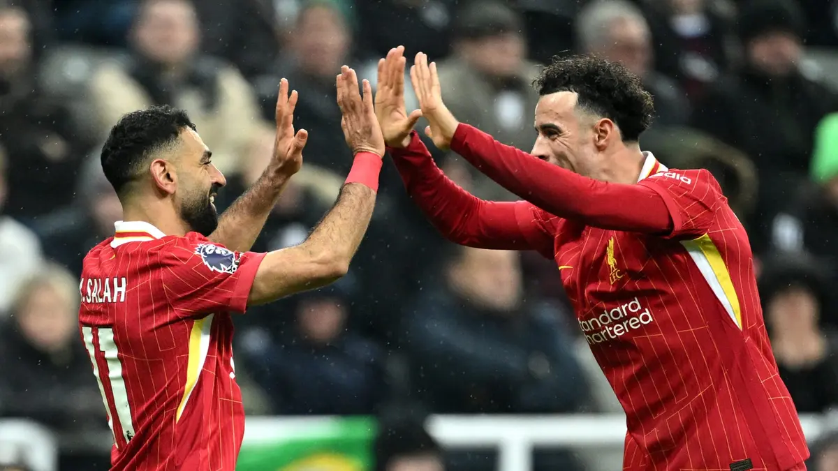 جونز يكشف عن تصرف لافت قام به زميله محمد صلاح مع لاعبي ليفربول