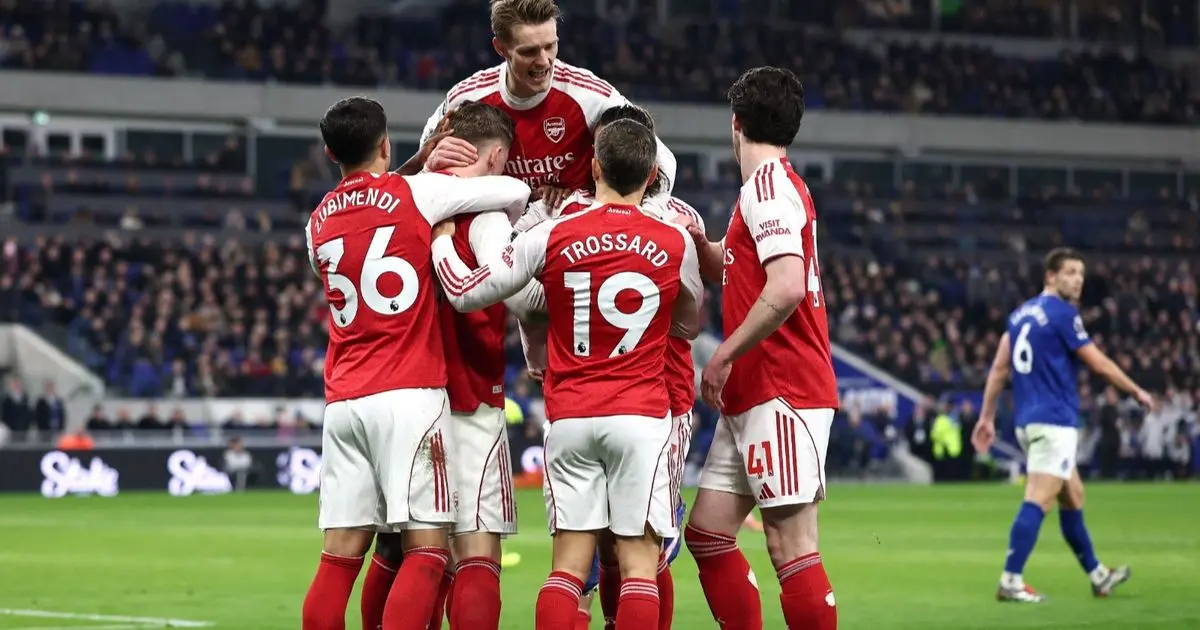 أرسنال يعبر إيفرتون بصعوبة ويستعيد صدارة الدوري الإنجليزي