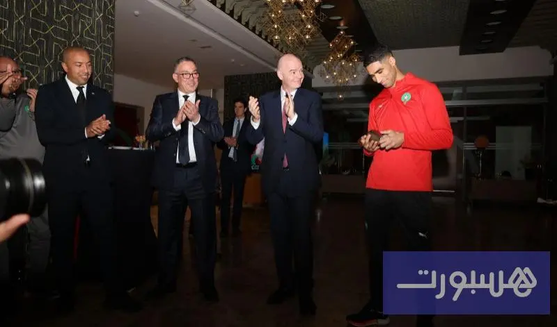 أشرف حكيمي يتسلم جائزة "ذا بيست"