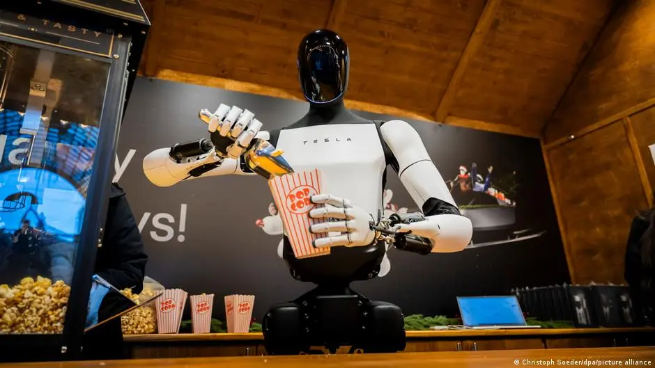 روبوت تسلا الشبيه بالبشر يوزع "فشار" عيد الميلاد في برلين!
