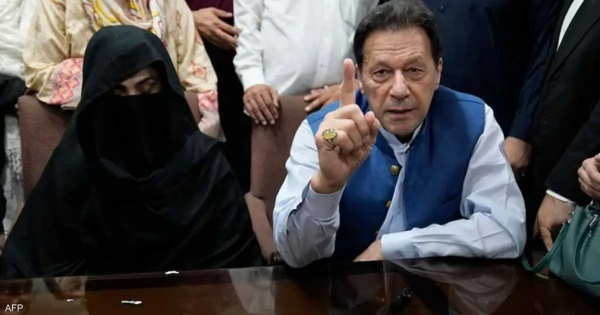 إعلام محلي: السجن 17 سنة لعمران خان وزوجته في قضية فساد