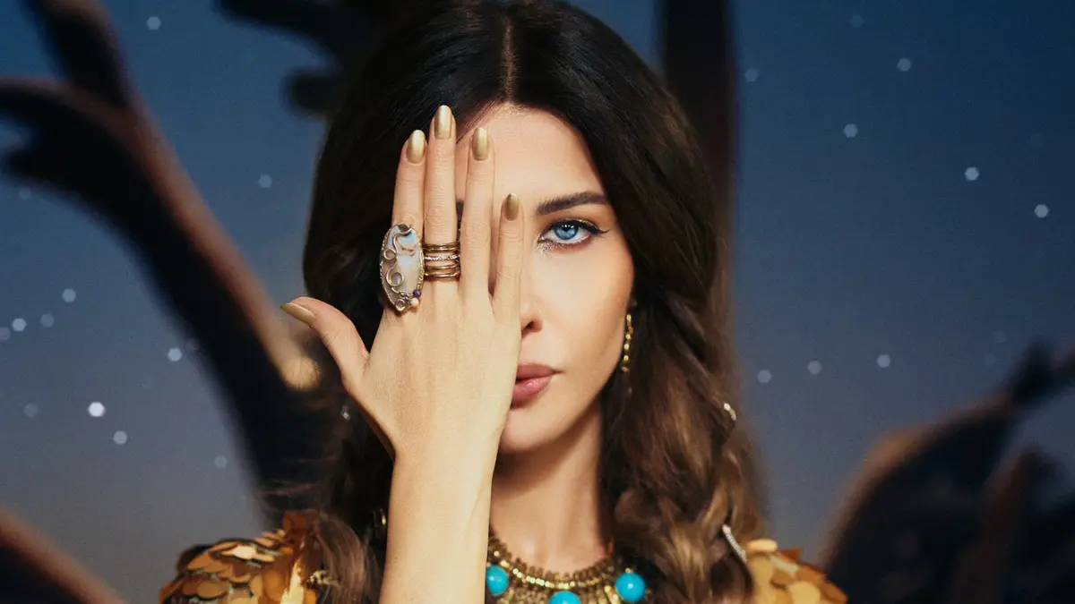 نانسي عجرم بإطلالات عابرة للثقافات في كليبها الجديد