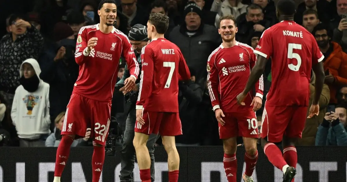 تغييرات سلوت تمنح ليفربول فوزاً مثيراً على 9 لاعبين من توتنهام في غياب صلاح