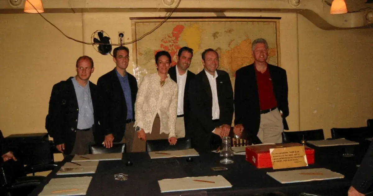 الناطق باسم بيل كلينتون: صوره مع إبستين تعود لأكثر من 20 عاماً