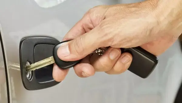 خطوات بسيطة للحفاظ على أبواب ومقابض السيارة