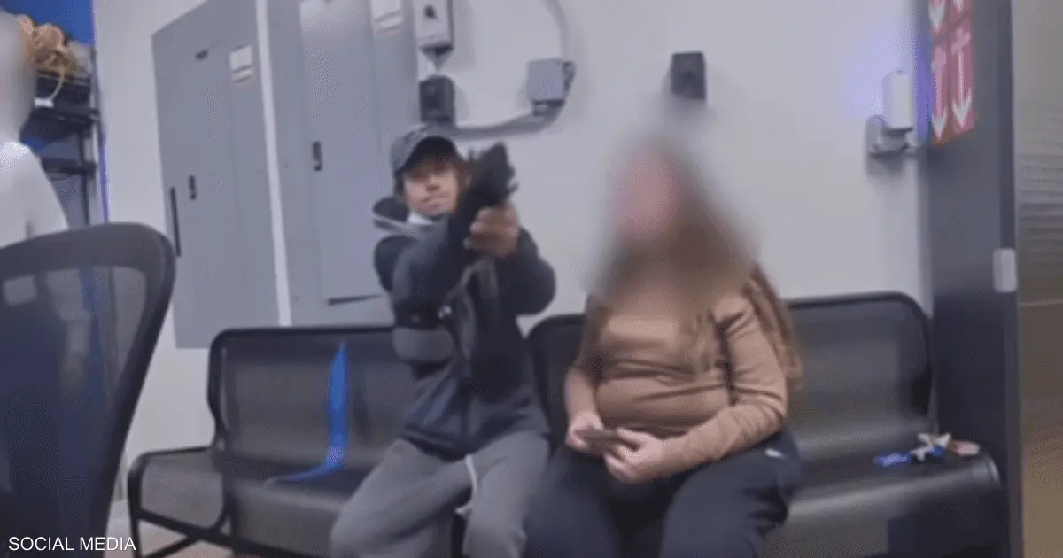 فيديو.. شرطي ينجو من محاولة قتل بـ"أعجوبة"