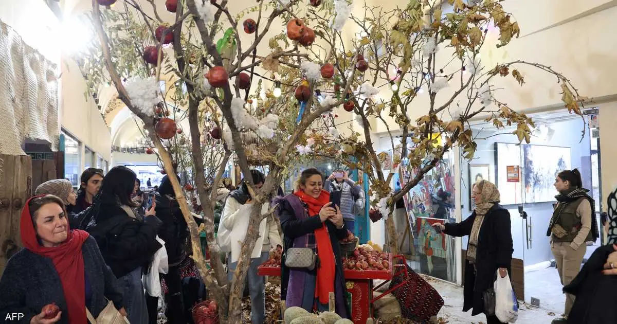 أقدم أعياد الشتاء في إيران يصطدم بأزمة الغلاء والركود