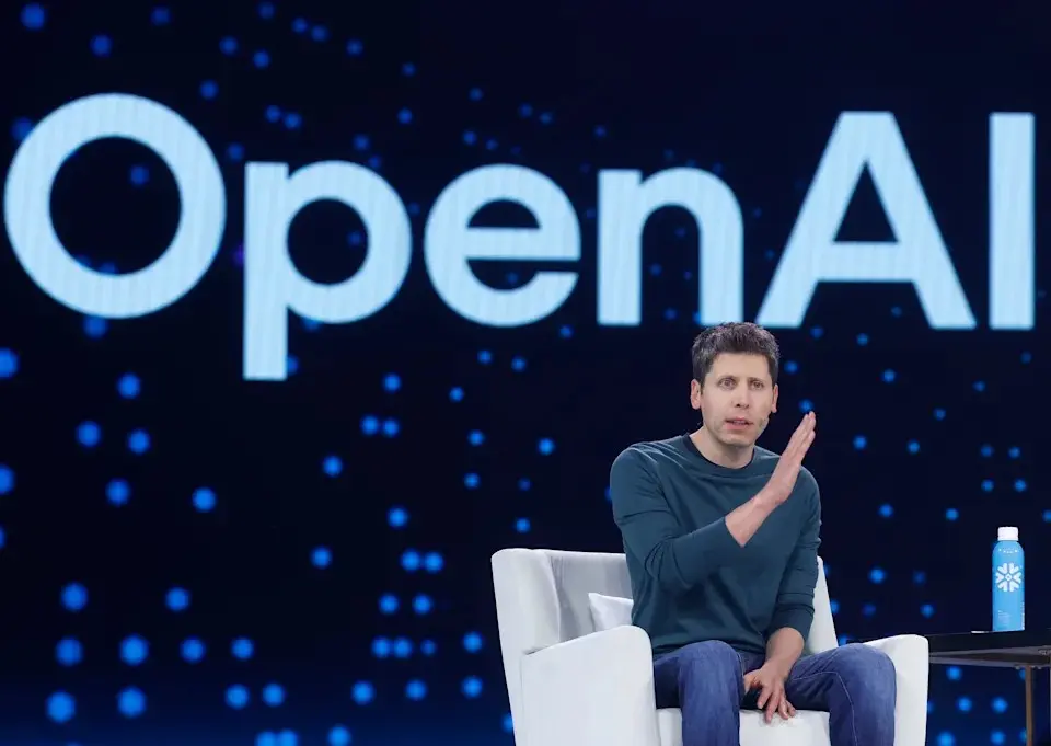 OpenAI في مواجهة Apple.. هل يفوز سام ألتمان في معركة الذكاء الاصطناعي؟