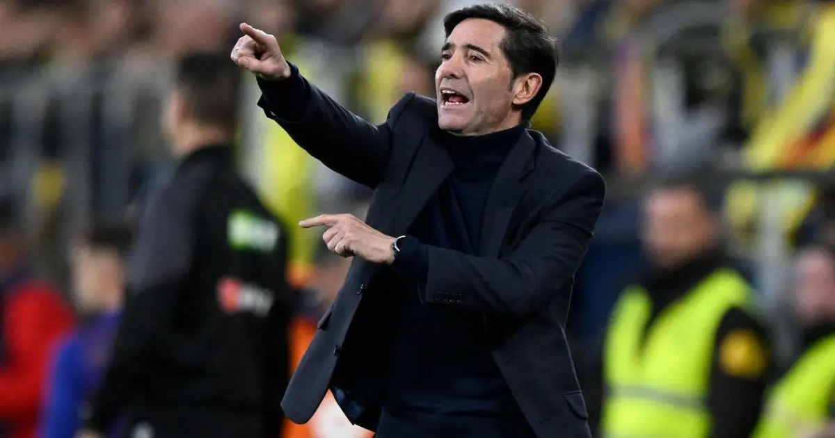 مدرب فياريال يهاجم التحكيم: التدخل ضد لامين يامال استحق بطاقة برتقالية