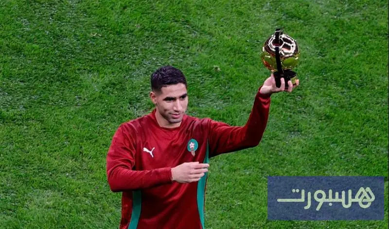 حكيمي يحتفي بجائزته في الافتتاح - هسبورت