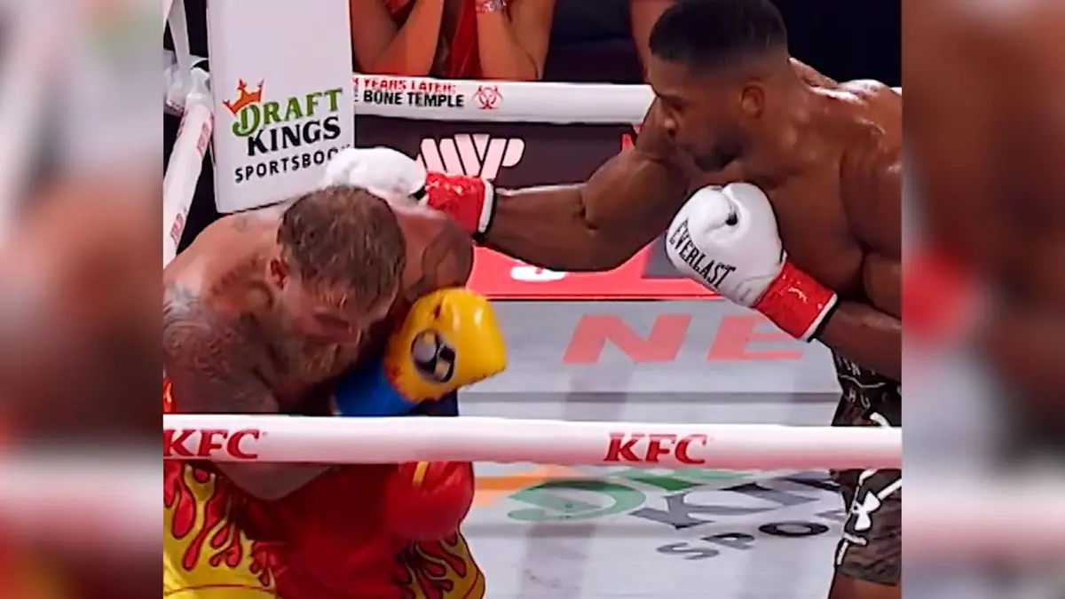 كسر فكه.. بطل العالم السابق بالملاكمة يُسقط جيك بول بضربة قاضية بنزال الوزن الثقيل