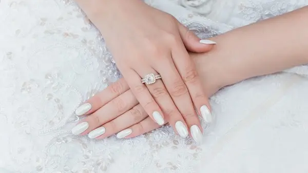 زهرة الخليج - إطلالة لا تُنسى.. أفكار أظافر ساحرة لـ«عروس الشتاء»