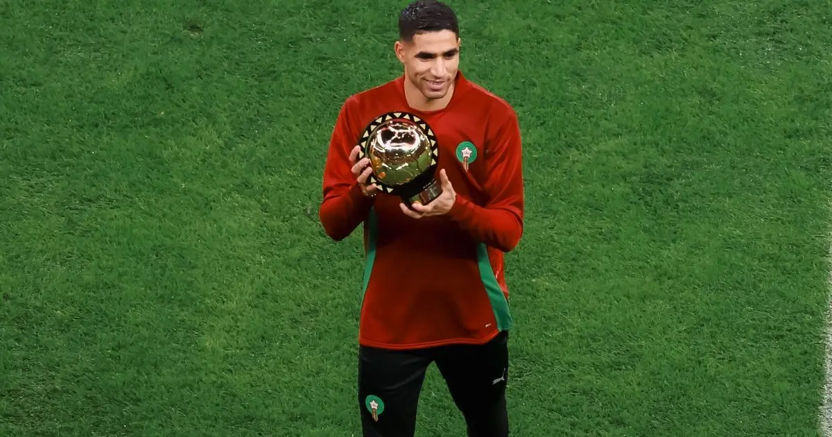 أشرف حكيمي يستعرض جائزة أفضل لاعب إفريقي قبل انطلاق "الكان"