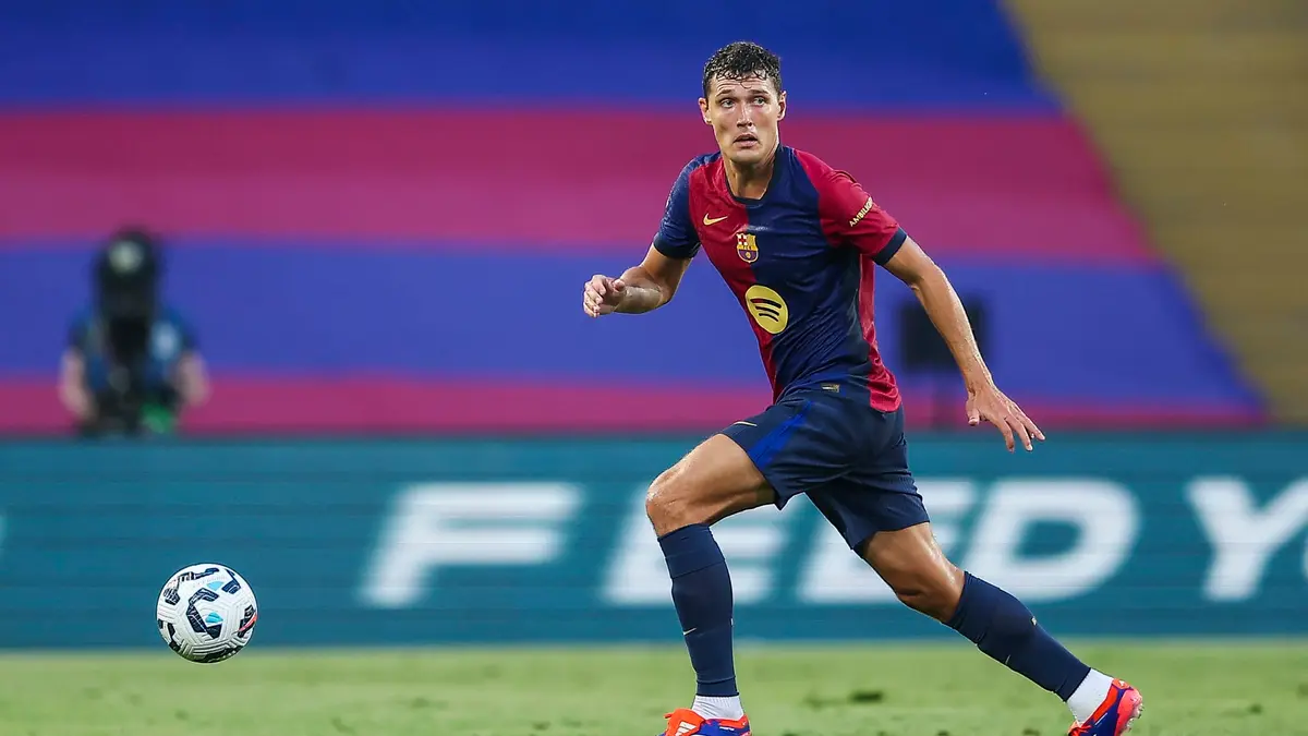 بسبب حركة خاطئة.. إصابة خطيرة لمدافع برشلونة وغيابه لأشهر