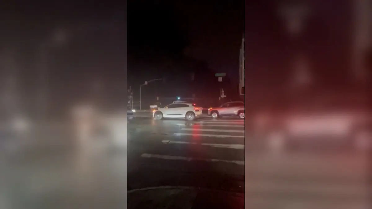 توقف سيارة ذاتية القيادة بالكامل بمنتصف تقاطع مزدحم إثر انقطاع للطاقة