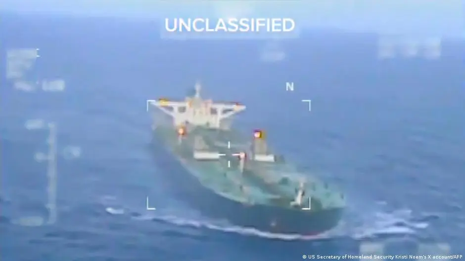 تنفيذا لأوامر ترامب.. مطاردة ناقلة نفط ثالثة قرب فنزويلا – DW – 2025/12/22