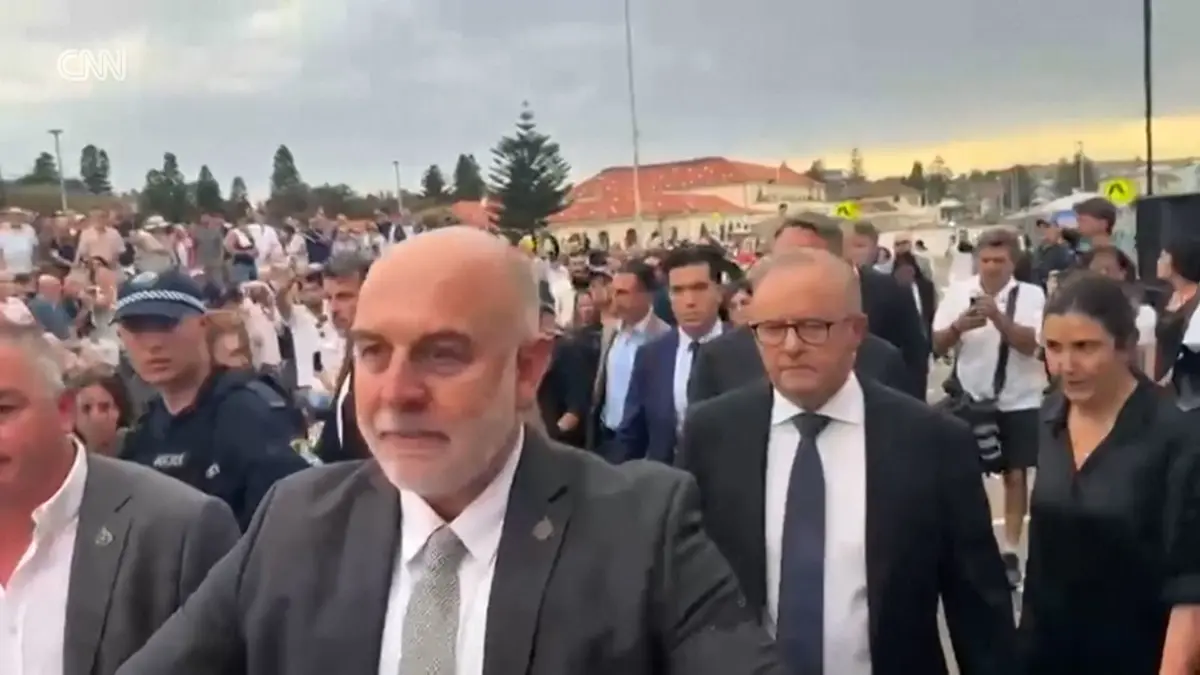 شاهد..رئيس وزراء أستراليا يتعرض للاستهجان خلال مراسم تأبين ضحايا بوندي