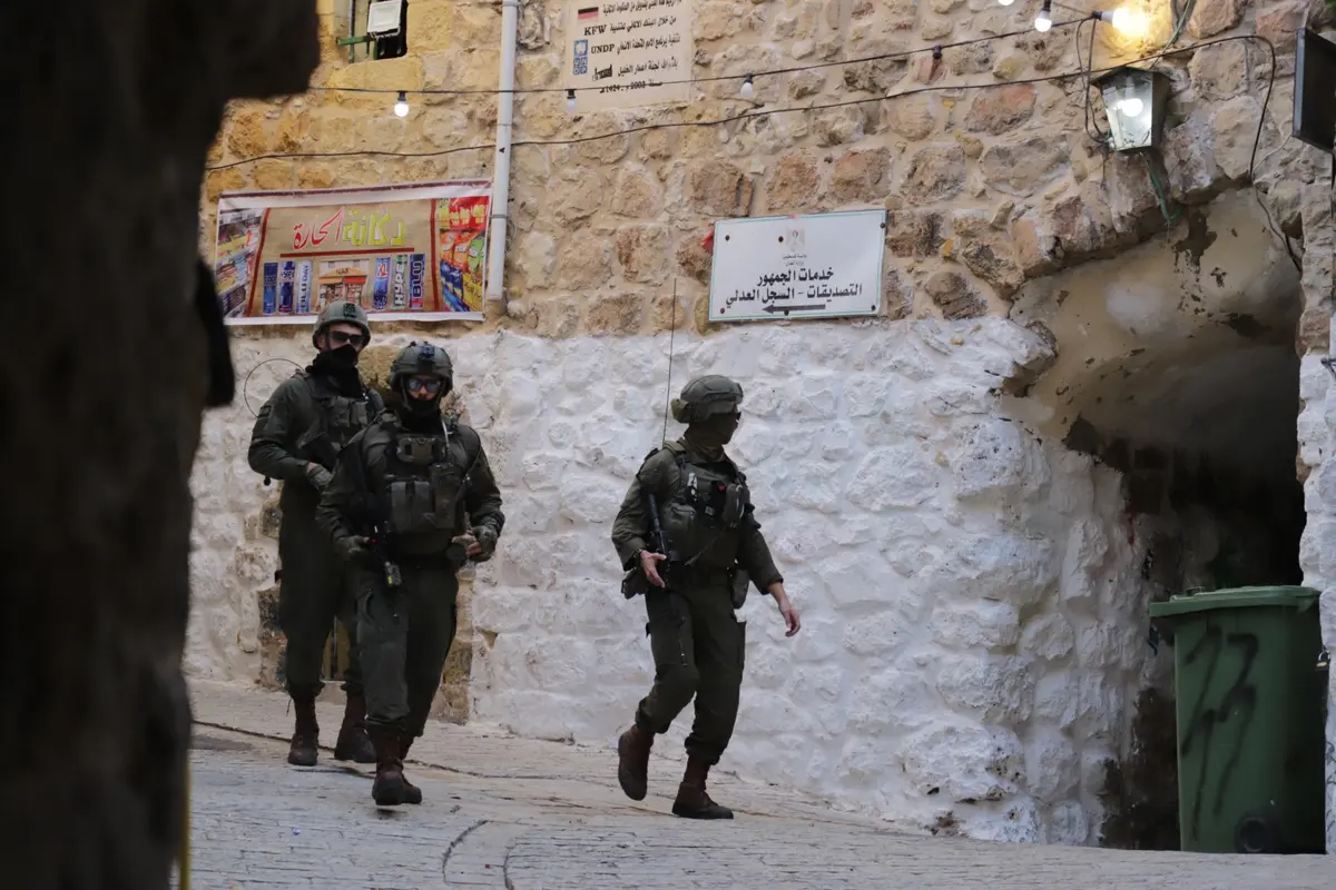 اقتحامات بأنحاء بالضفة واعتداءات للمستوطنين في الخليل