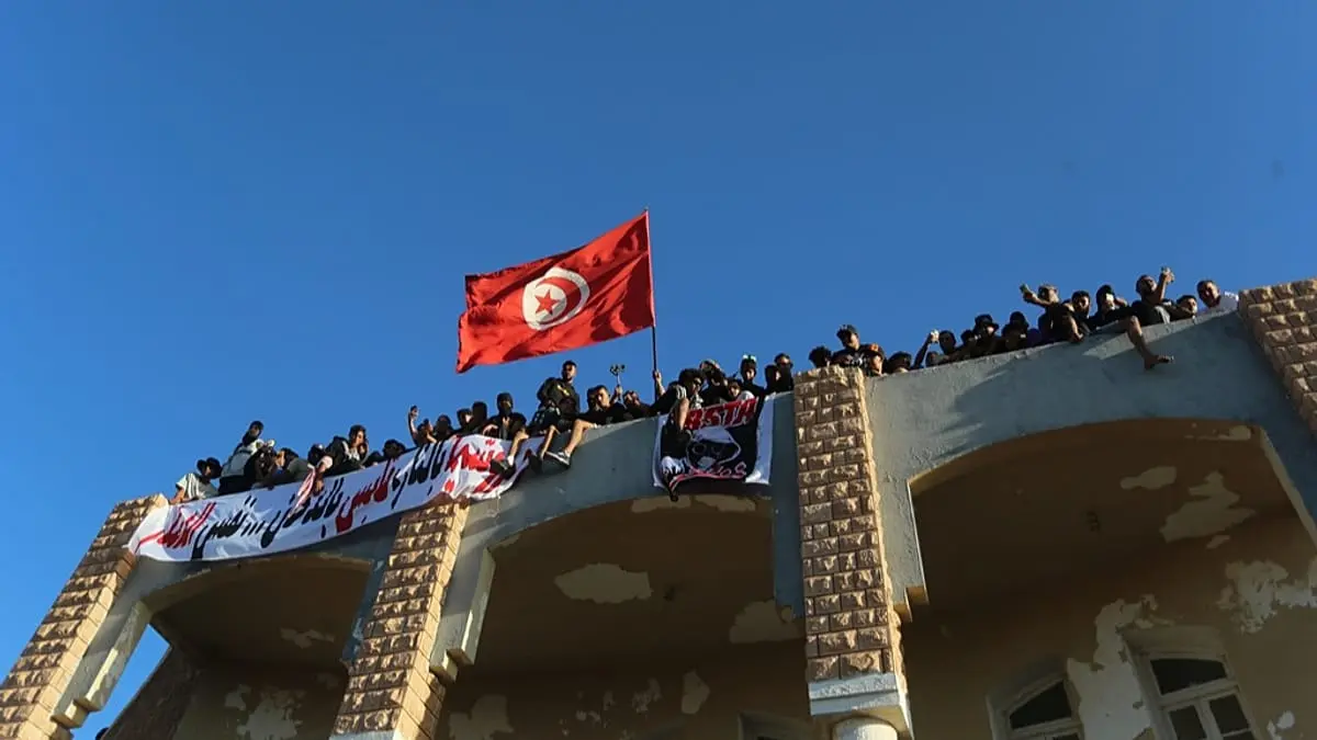 القضاء التونسي يرفض الإفراج عن الناشطة المناهضة للعنصرية سعدية مصباح ويؤجل محاكمتها