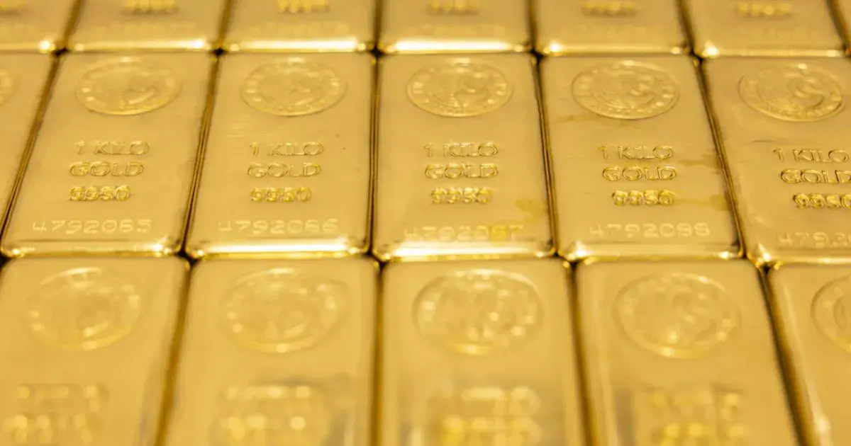 التوتر السياسي يدفع سعر الذهب إلى أكثر من 4400 دولار للأوقية