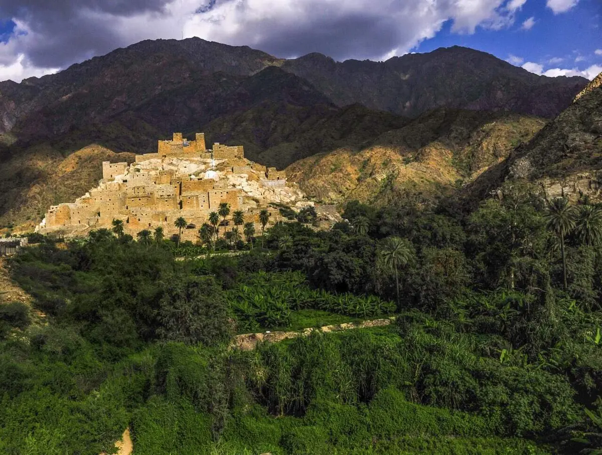 أمير الباحة ووزير الاستثمار يبحثان تعزيز الفرص الاستثمارية بالمنطقة