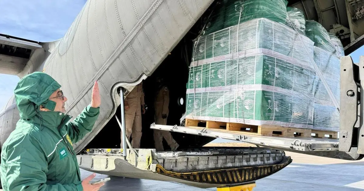 الطائرة الإغاثية السعودية الـ76 تصل العريش لدعم غزة