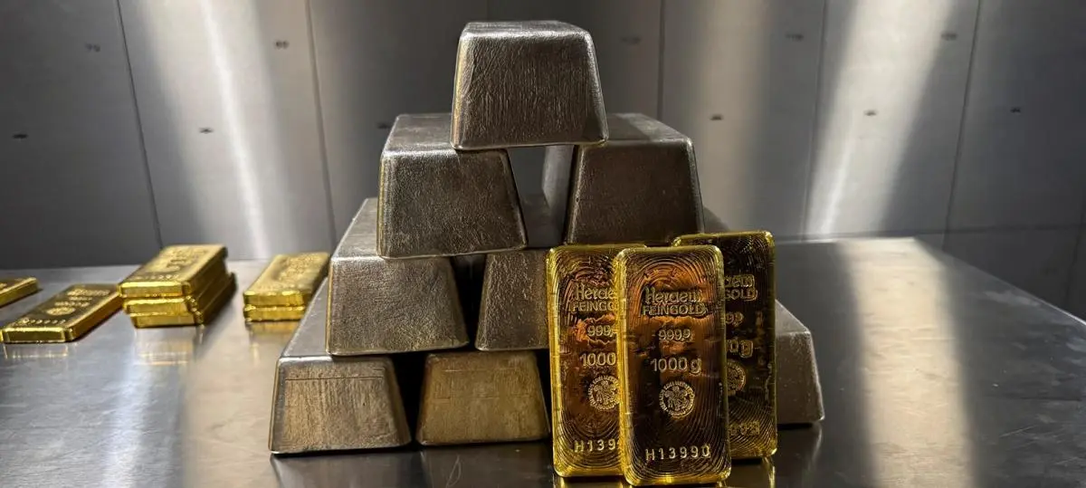 الذهب يواصل التألق قرب 4400 دولار.. والفضة يخترق سقف 69 دولاراً