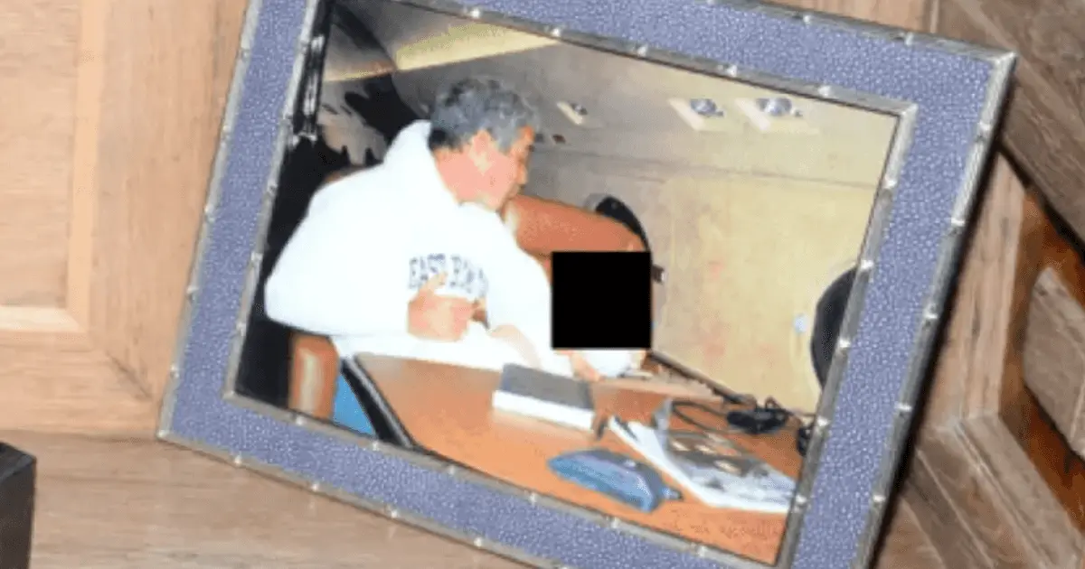 صور صادمة في ملفات إبستين.. "سلوك مريب" مع قاصرات