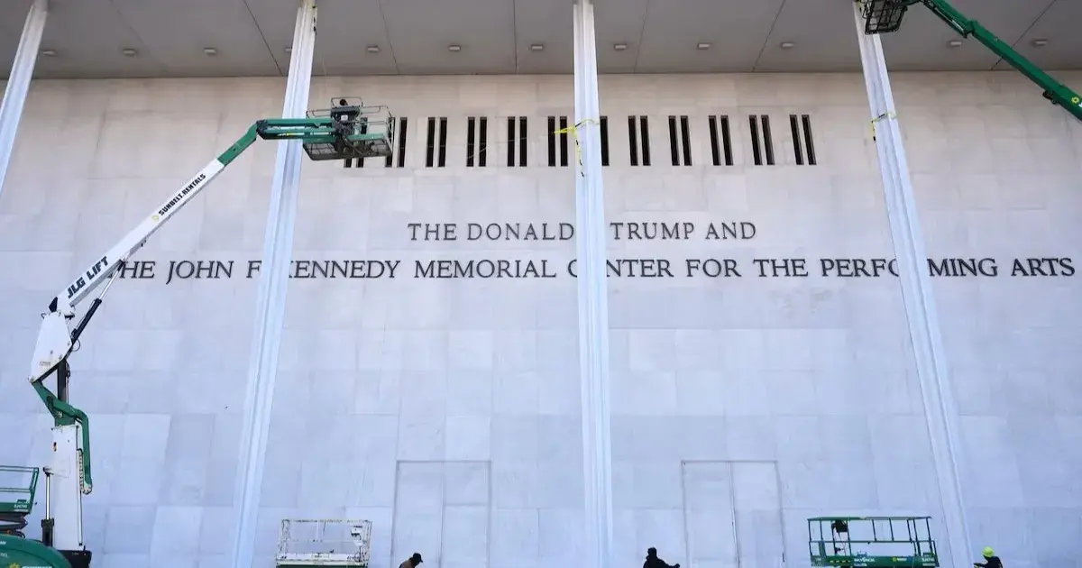 إضافة اسم ترمب إلى مركز كينيدي للفنون يثير جدلاً ثقافياً وقانونياً