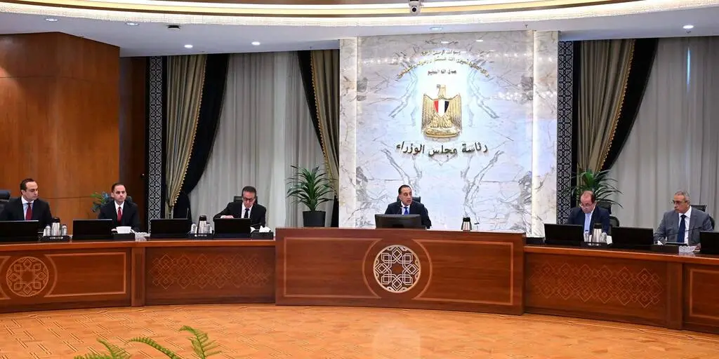 رئيس الوزراء يوجه بدراسة متكاملة لمنظومة التأمين الصحي الشامل حتى 2030 - سوق الدواء