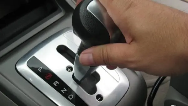 ماذا تفعل عند تلف ناقل الحركة الأوتوماتيكي أثناء القيادة؟.. نصائح مهمة