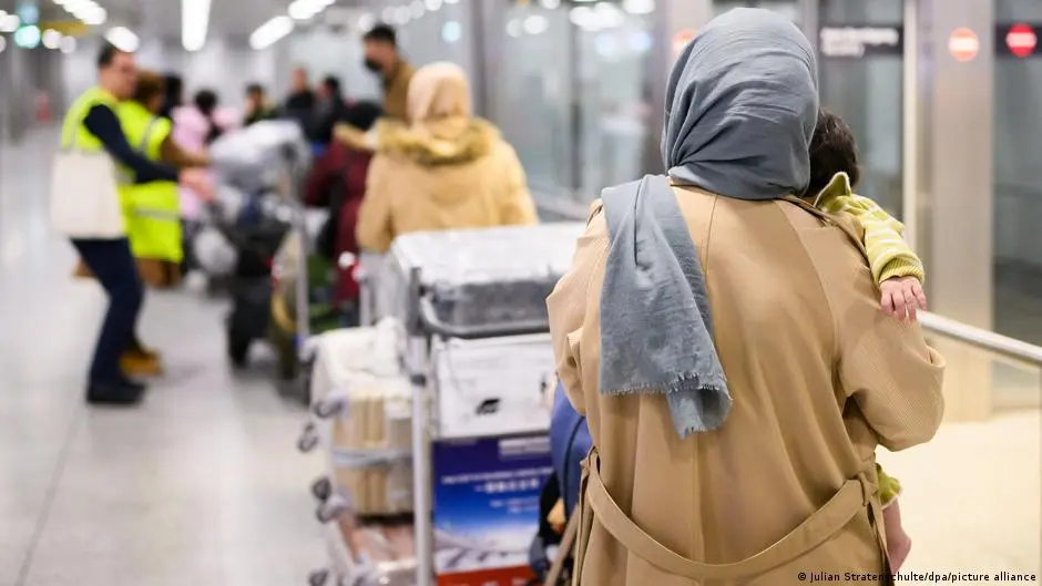 ضغط باكستاني - ألمانيا تنقذ 141 أفغانيا من الترحيل لطالبان – DW – 2025/12/22