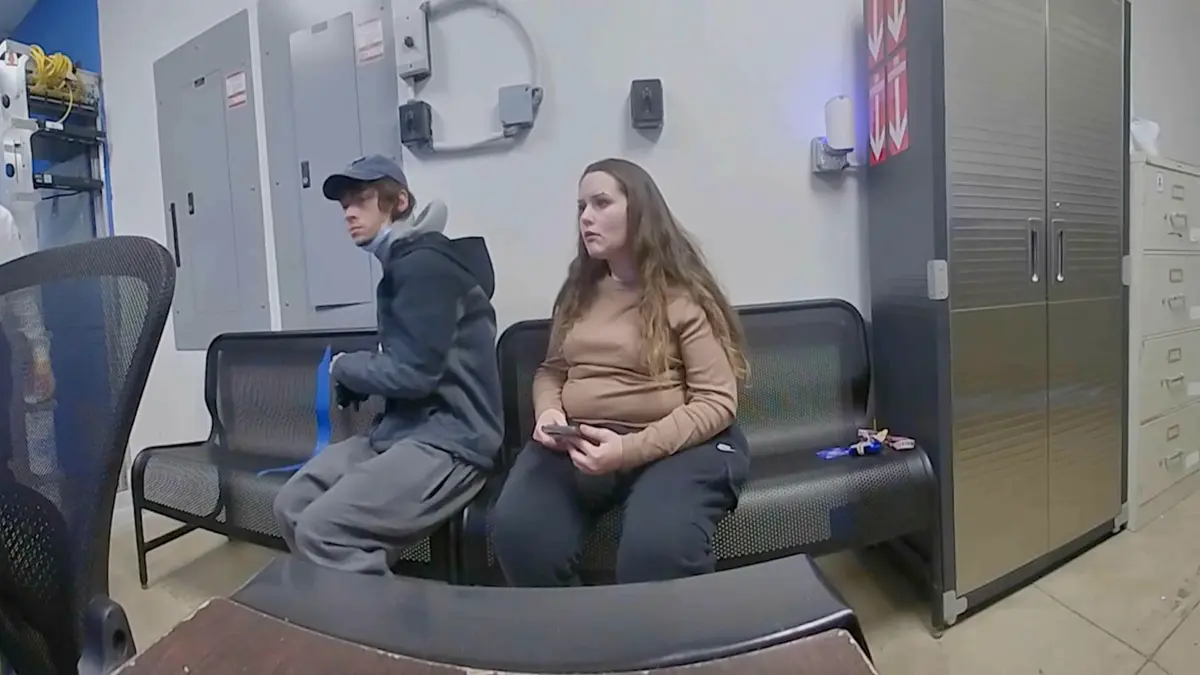 أخرج مسدسًا وحاول قتل ضابط خلال تحقيق للشرطة.. وكاميرا توثق ما حدث له