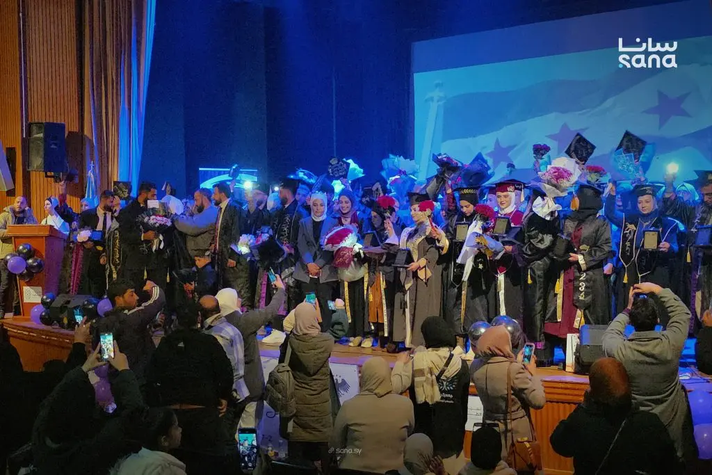 تخريج 250 طالباً وطالبة من كليتي التربية والآداب والعلوم الإنسانية في فرع جامعة دمشق بدرعا