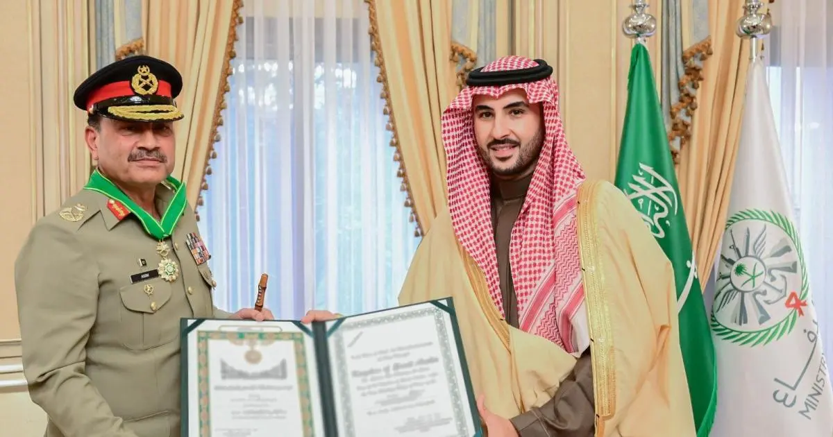 السعودية تمنح قائد جيش باكستان وسام الملك عبدالعزيز