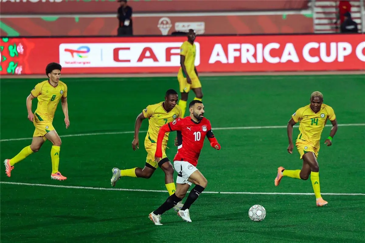 منتخب مصر يفتتح مشواره في أمم إفريقيا بالفوز على زيمبابوي بثنائية