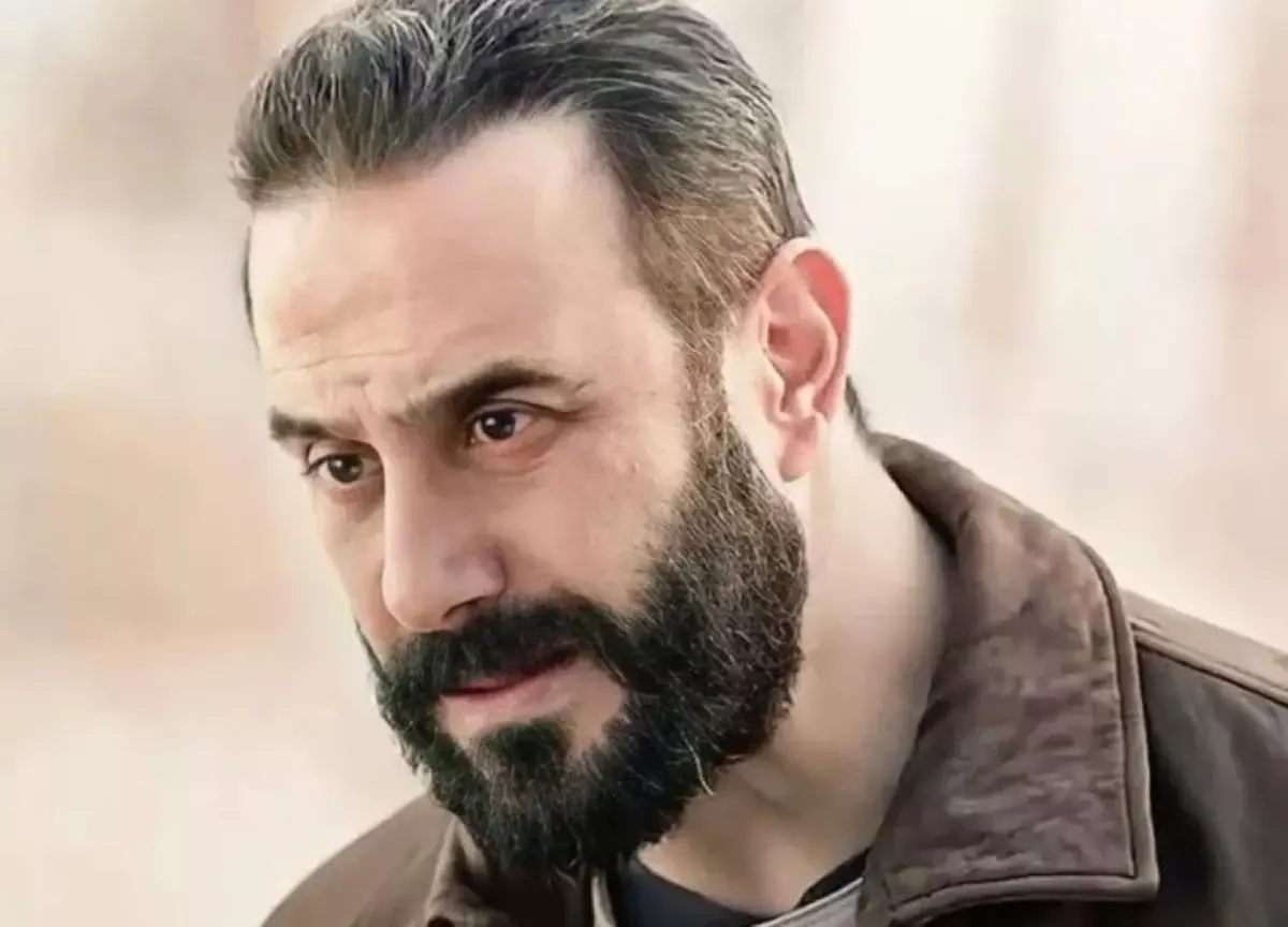 قصي خولي ينهمر في البكاء متأثراً بنجاح عرس مطنطن