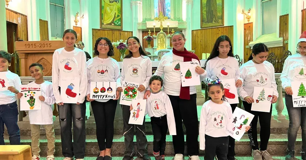أطفال القاهرة يحيون"كورال الميلاد" بالرسم والموسيقى