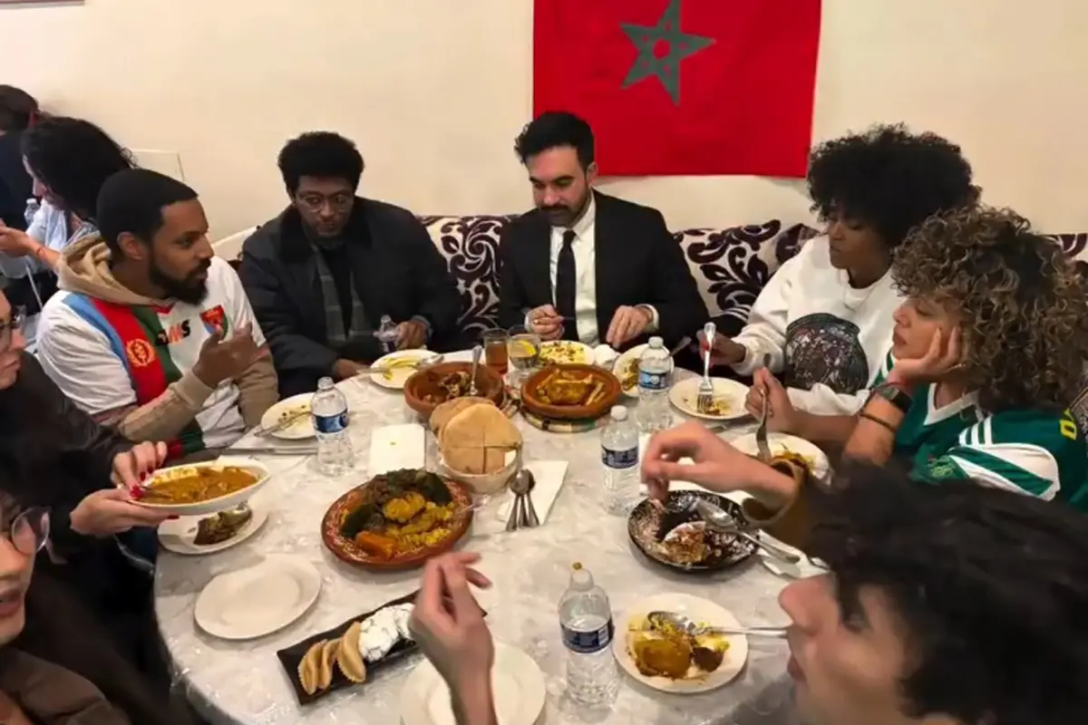 شاهد.. ممداني يشجّع "أسود الأطلس" وسط الجالية المغربية