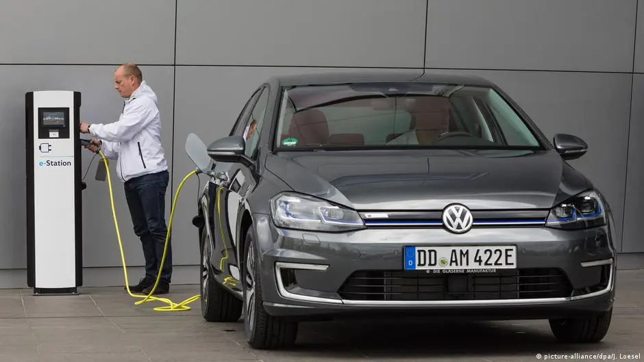كسر قيود السعر .. هل يكون 2026 عام السيارات الكهربائية؟ – DW – 2025/12/22
